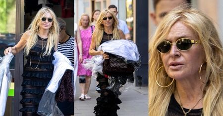 Monika Olejnik w prześwitującej sukience i w klapkach Chanel za 15 tysięcy opuszcza pralnię z naręczami czystych ciuszków