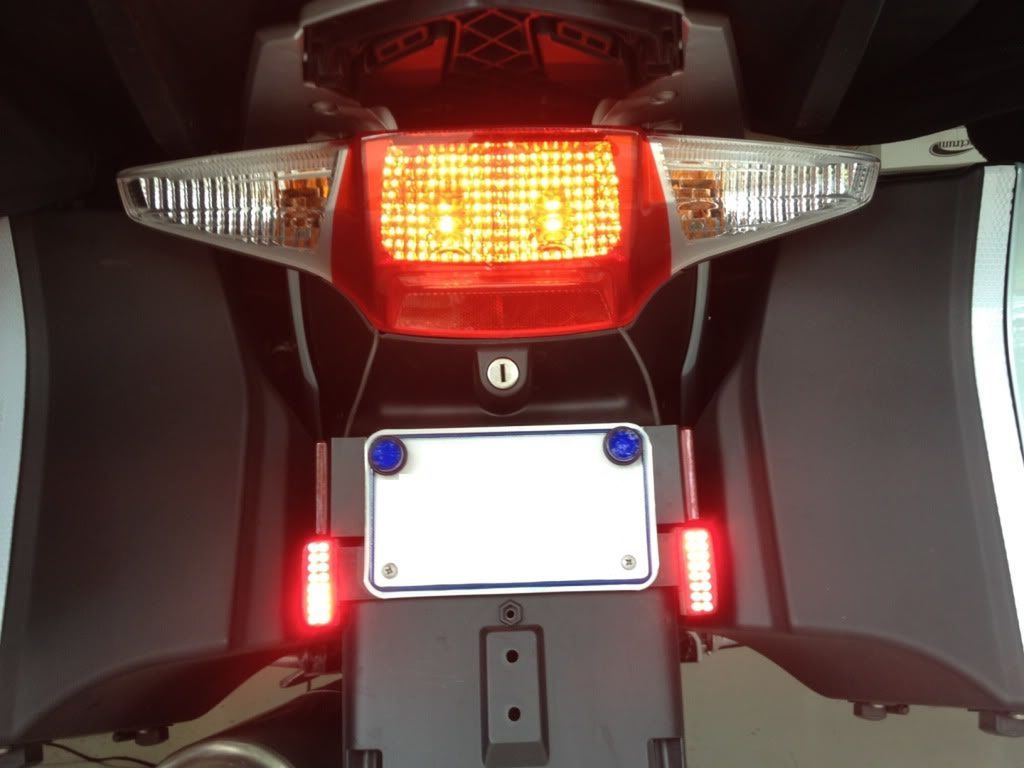 Podwójne światło STOP standardowe oraz dodatkowe dwa światła hamowania LED w motocyklu BMW R1200RT - układ legalny w świetle prawa amerykańskiego, ale wątpliwy z punktu widzenia obecnego prawa polskiego i europejskiego (regulaminy EKG ONZ).