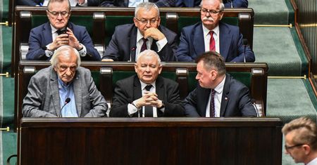 Politycy PiS dostali SMS-y. Partia zwołuje kongres