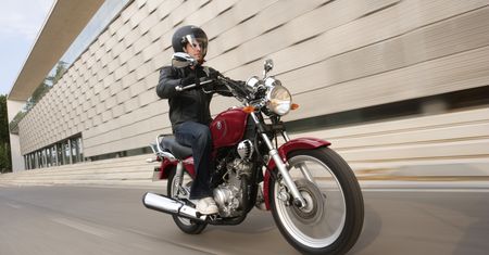 Masz kategorię B i chcesz jeździć motocyklem 125 cm3? Oto co musisz wiedzieć