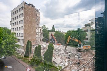 Bydgoski biurowiec przechodzi do historii. W zamian apartamenty z widokiem na Brdę - zobacz zdjęcia z rozbiórki
