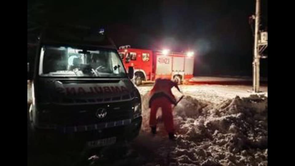 Ciołki. Karetka utknęła w śniegu. Poród odebrał brat ciężarnej