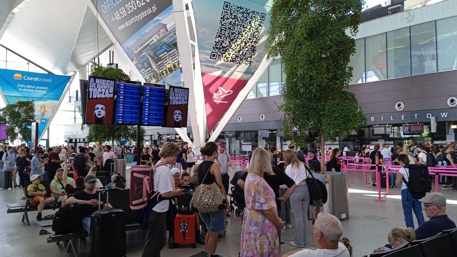 Agresywny pasażer został obezwładniony i wyprowadzony z terminal