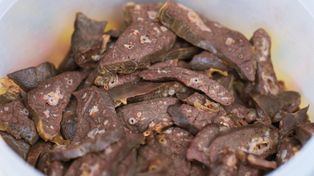 Nasi dziadkowie często jedli. Teraz wielu krzywi się, gdy zauważy w sklepie mięsnym