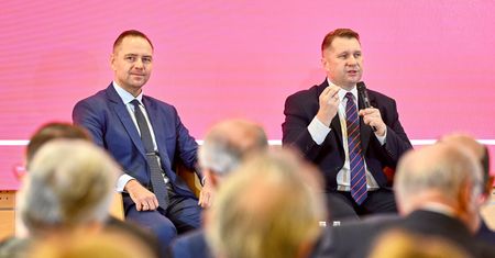 Prawica uderza w rząd tematem ETS. Czarnek w kontakcie z Nawrockim