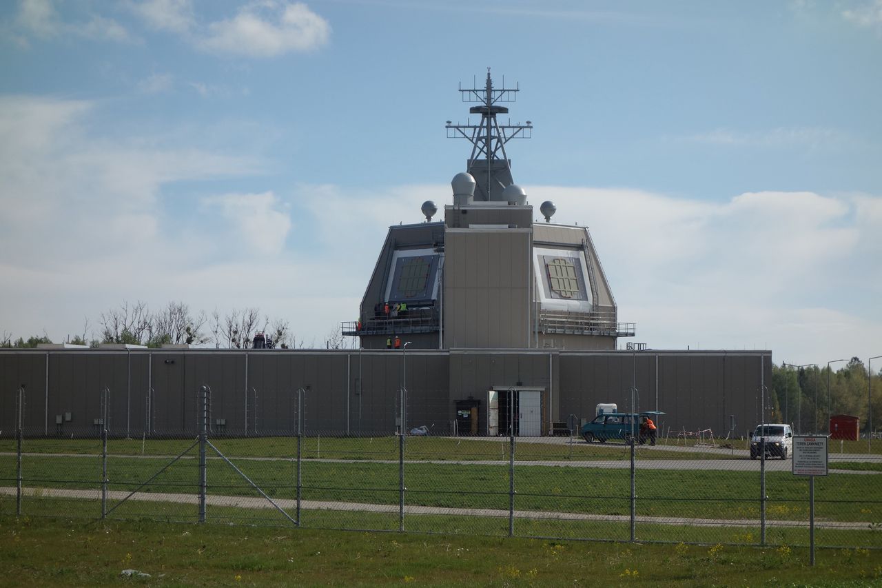 Baza w Redzikowie - widoczne płaskie anteny radaru AN/SPY-1