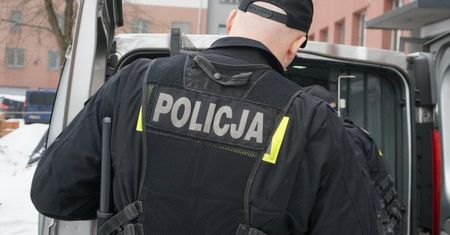 Śląskie. Rzucił się na syna, a potem z nożem kuchennym na policjantów