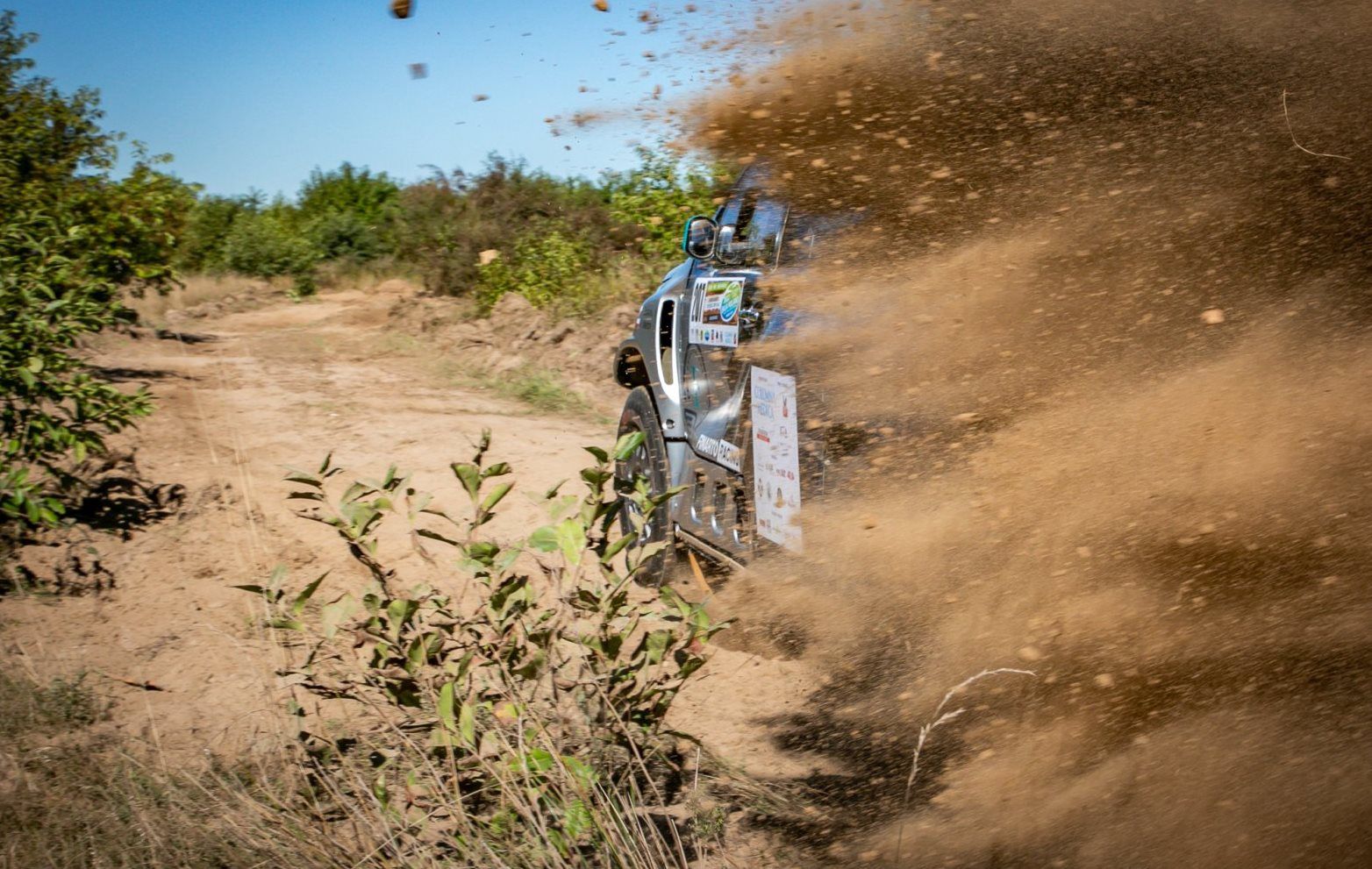 Wydaje się, że samochód Cross Country wzbija tumany piachu w górę, ale tak naprawdę to on się w to niesamowicie wgryza