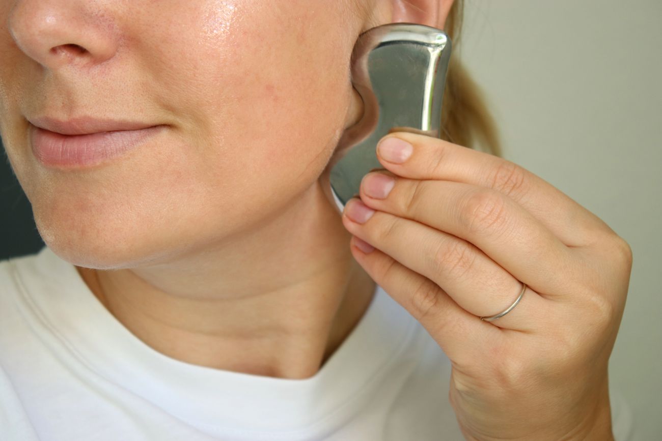 Relaksujący masaż twarzy świetnie odpręża po ciężkim dniu