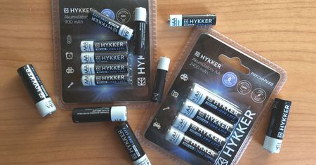 Akumulatory i ładowarka Hykker. Testujemy źródła energii z Biedronki