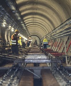 Warszawa. Metro na Bródnie. Ułożono już niemal połowę torowiska