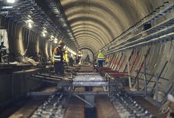 Warszawa. Metro na Bródnie. Ułożono już niemal połowę torowiska