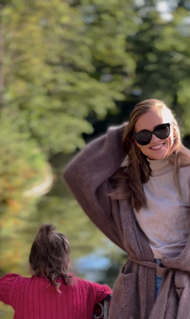 Agnieszka Kaczorowska zabrała córki na spacer do parku