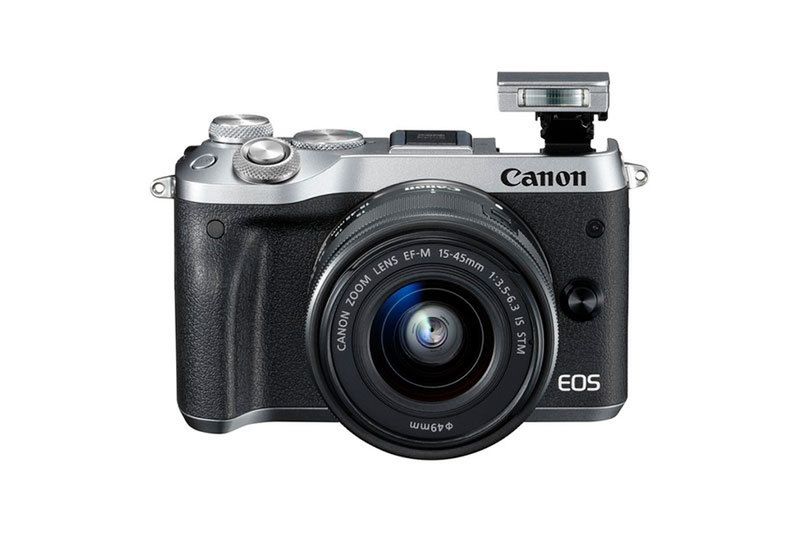 Canon EOS M6 posiada złącze Wi-Fi, za pomocą którego aparatem można sterować z poziomu innego urządzenia np. smartfona