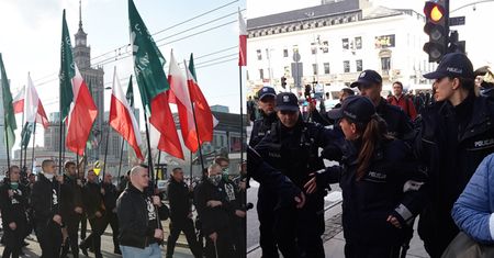 TYLKO U NAS! Obywatele RP blokują marsz ONR-u! "Polska wolna od FASZYZMU!" (WIDEO)