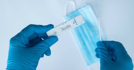 Błąd w rozporządzeniu. W sklepach i galeriach handlowych wciąż obowiązują maseczki?
