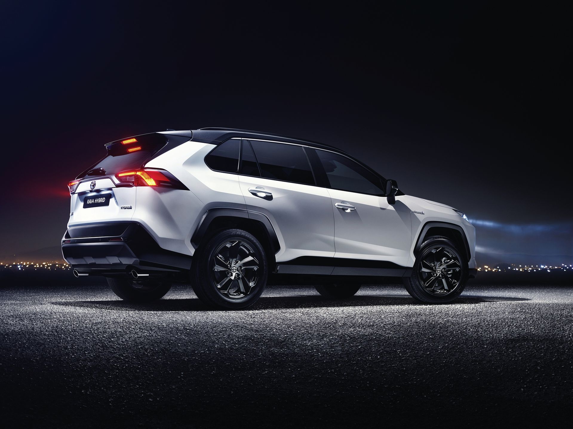 Nowa Toyota RAV4 nie urosła, ale ma większy rozstaw osi, więc spodziewamy się większej przestrzeni w kabinie.