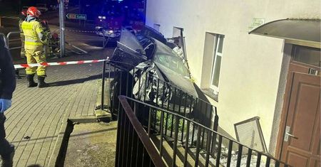 Była 23:30. Audi A6 wbiło się w budynek. 19-latka poważnie ranna