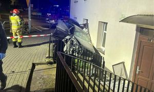 Była 23:30. Audi A6 wbiło się w budynek. 19-latka poważnie ranna