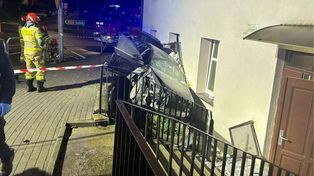 Była 23:30. Audi A6 wbiło się w budynek. 19-latka poważnie ranna
