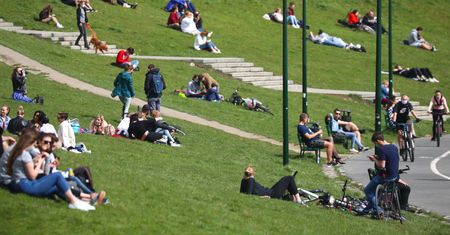 Polacy zmienili stosunek do pandemii. Liczby zgonów nie robią już wrażenia