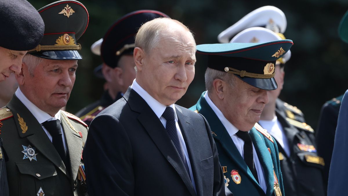 MOSCOW, RUSSIA - JUNE 22: (RUSSIA OUT) Russian President Vladimir Putin (C) poses for a joint photo with Russian Army's officers during a wreath laying ceremony to the Unknown Soldiers's Tomb near the Kremlin, marking the Day of Remembrance and Sorrow,  June 22, 2024, in Moscow, Russia. Russians and Belarussians mark  June 22 as the anniversary of German Nazi's invasion of USSR in 1941. (Photo by Contributor/Getty Images)