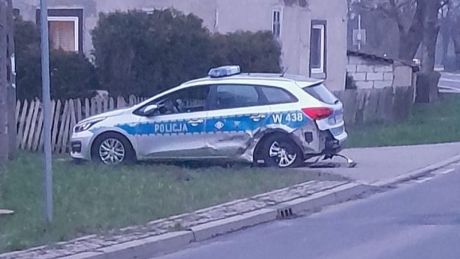 Wypadek radiowozu. Trzy osoby trafiły do szpitala
