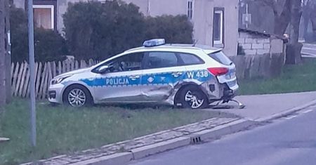 Wypadek radiowozu. Trzy osoby trafiły do szpitala
