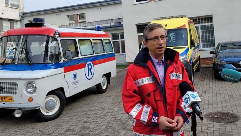 Poseł Rutka zajmuje się w Sejmie ochroną zdrowia. Na jednej z konferencji prasowych występował na tle własnej zabytkowej karetki