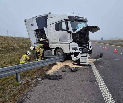 Staranował bariery na S19. Kierowca zasłabł