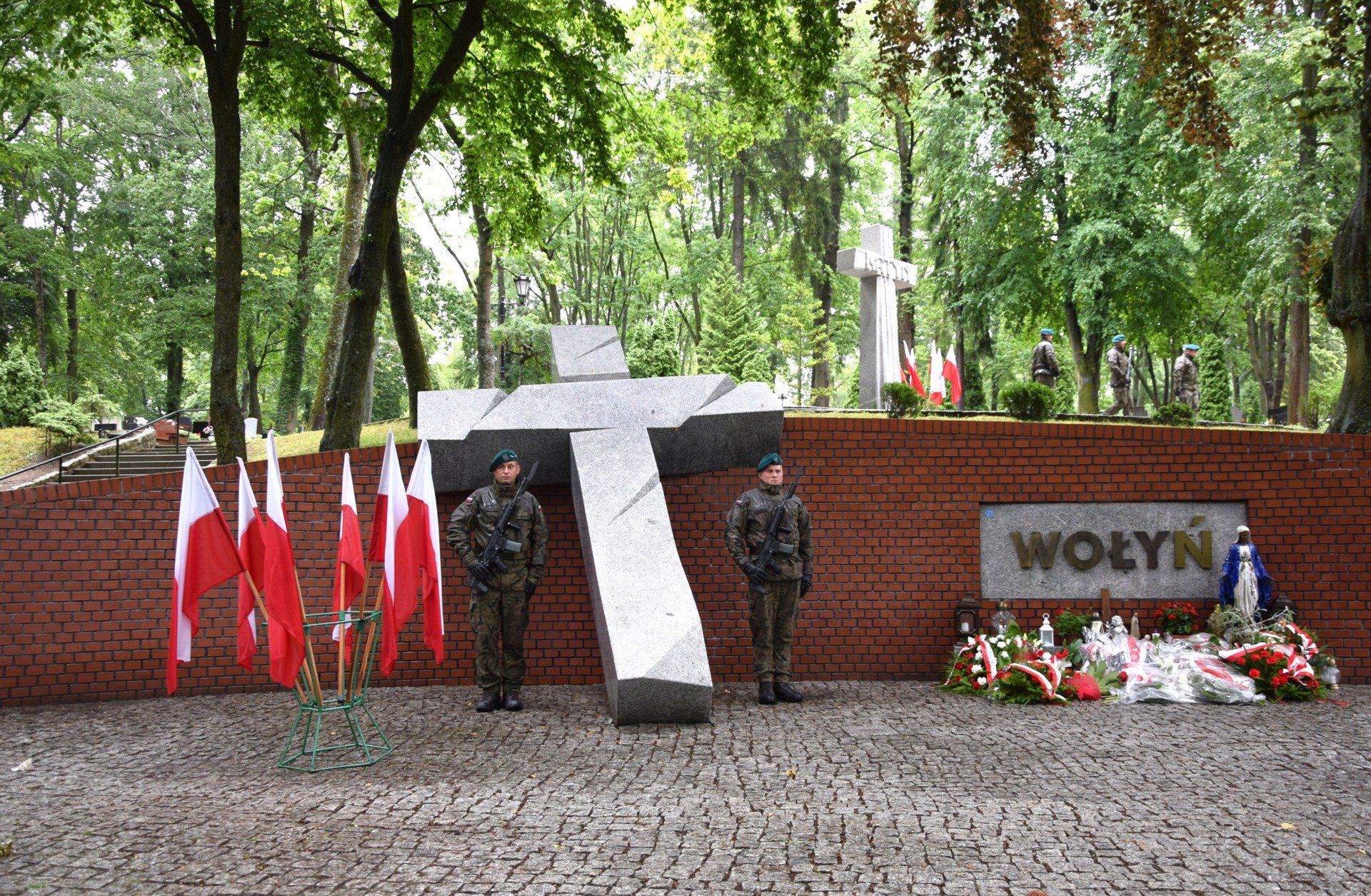Pod Krzyżem Wołyńskim na Starym Cmentarzu w Słupsku złożono kwiaty.