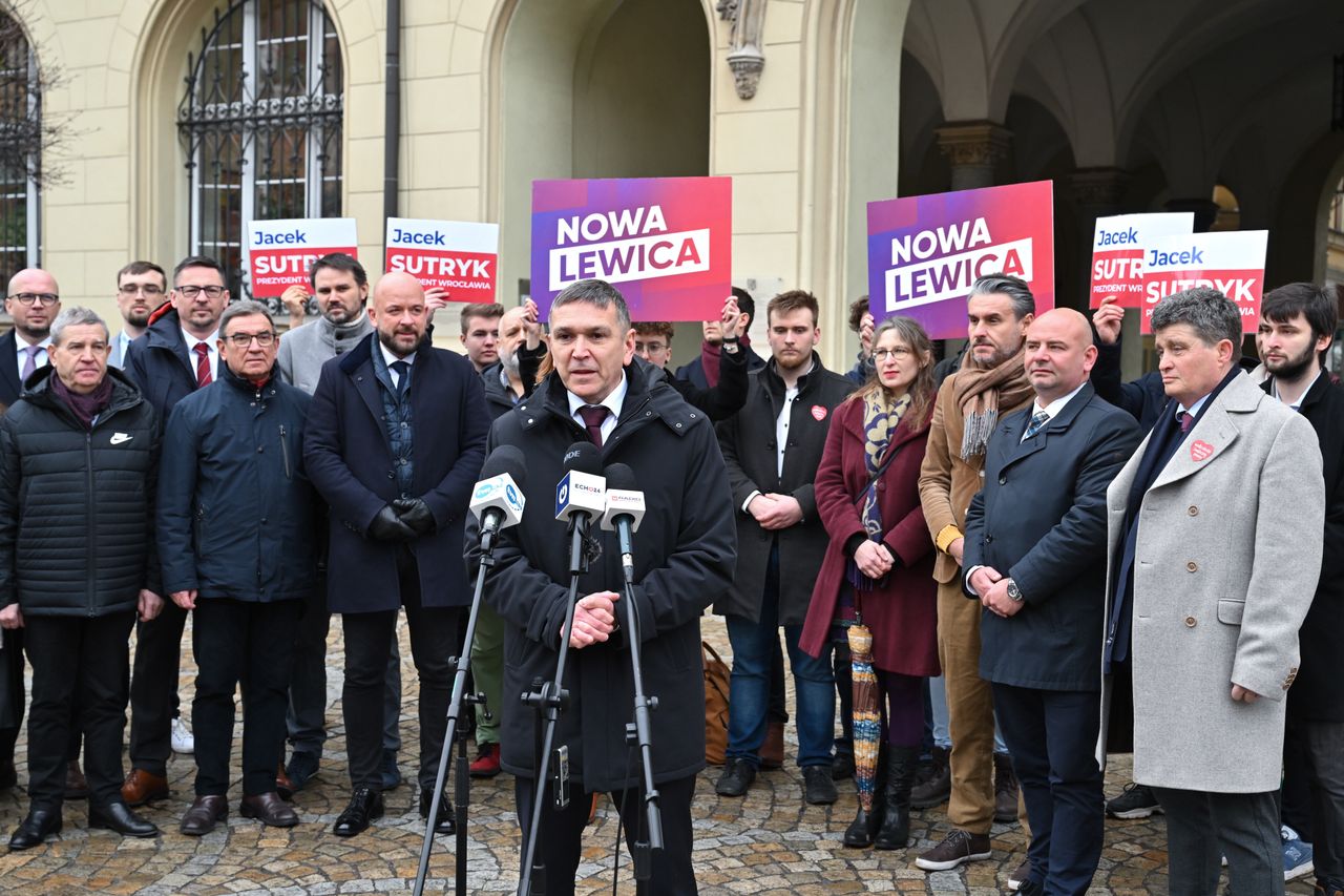 Arkadiusz Sikora podczas konferencji we Wrocławiu. To on ma poprowadzić samorządową kampanię Nowej Lewicy