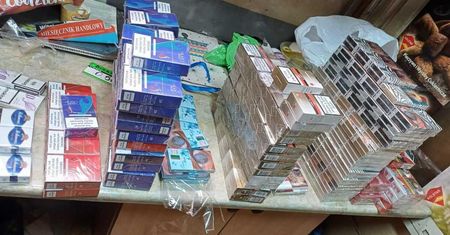 Nielegalne papierosy i tytoń na targowisku w Lublinie. Policjanci przeszukali nieużytkowane stoiska i pobliskie kamienice
