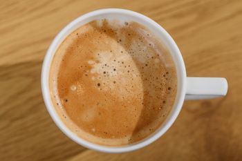 Ta kawa jest lepsza od pumpkin spice latte. Pomoże ci pozbyć się oponki