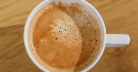 Ta kawa jest lepsza od pumpkin spice latte. Pomoże ci pozbyć się oponki
