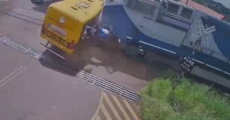 Kierowca szkolnego autobusu nie widział pociągu. Przerażające nagranie z Brazylii