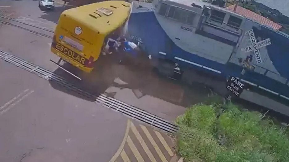 Pociąg wyjechał w autobus szkolny