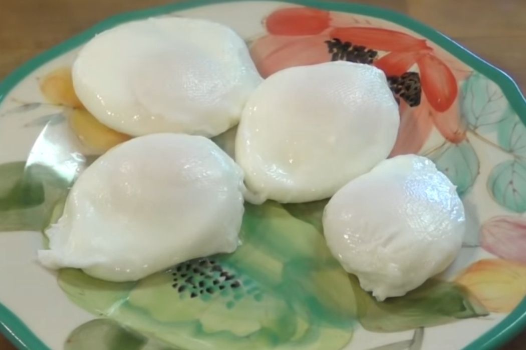 Jak ugotować jajko poche? Jeden składnik i zawsze się udaje