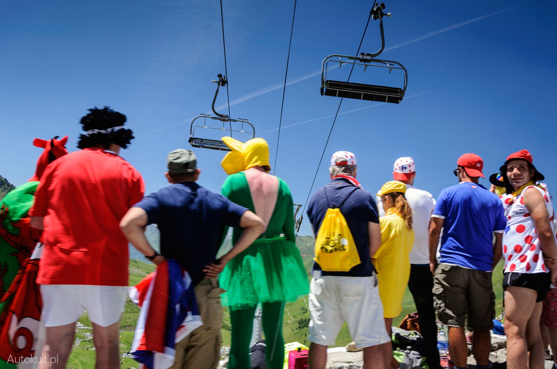 Wielcy sportowcy są tylko częścią fenomenu Tour de France. Tego wyścigu nie byłoby bez niesamowitych kibiców, którzy zagrzewają kolarzy do walki niemal na całej trasie, mając przy tym mnóstwo zabawy. Tour de France to nie tylko wyścig - to także festiwal barw, tworzony przez widzów stojących przy drodze.