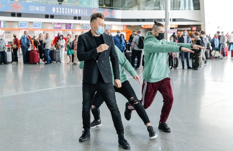 Rafał Brzozowski robi show na warszawskim Okęciu tuż przed odlotem do Rotterdamu