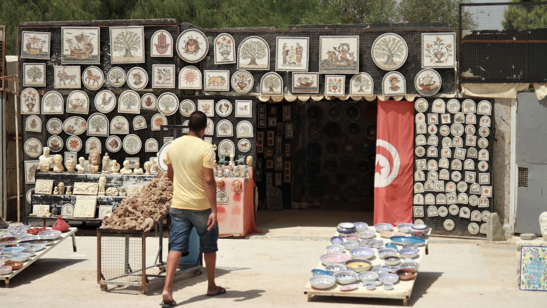 Polacy wracają do Tunezji. Na lotniskach drobiazgowe kontrole, wszędzie słychać jedno: no tourists