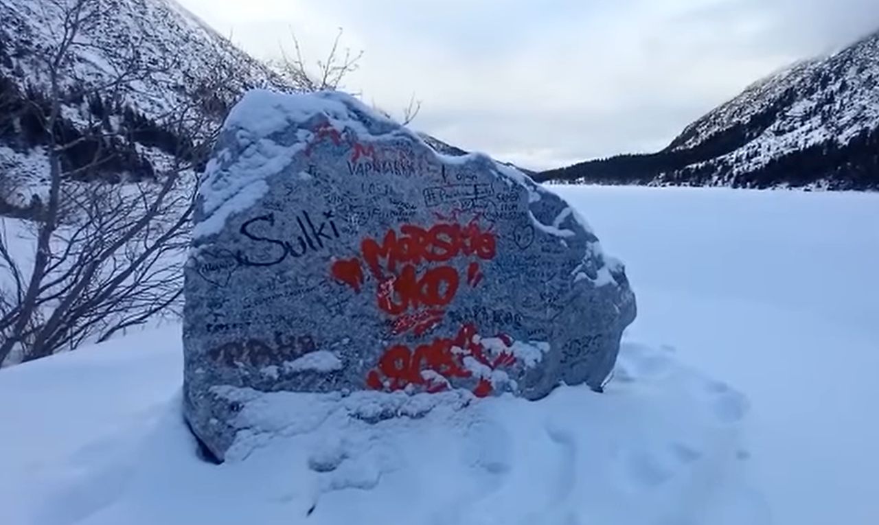 Tatry. Wandale nad Morskim Okiem. Zamalowali głaz 