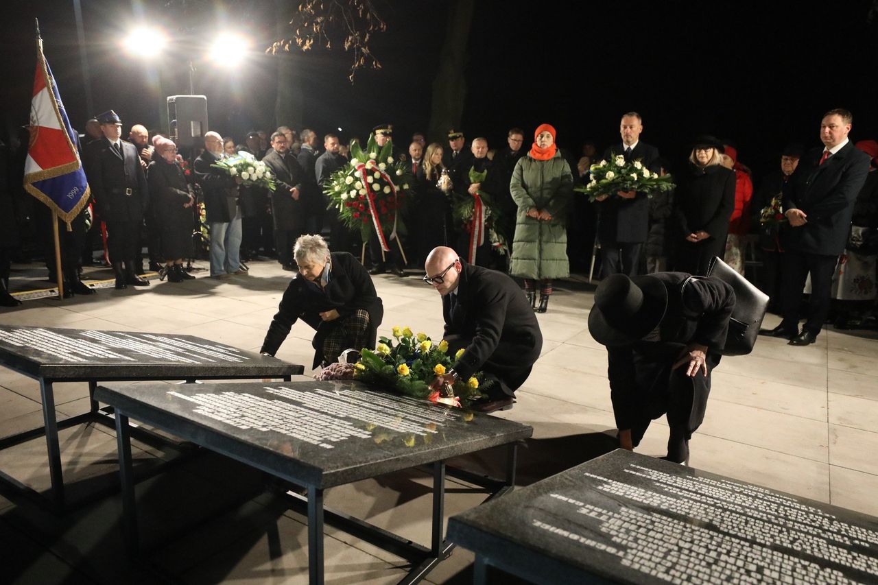 Świętochłowice: Pod bramą obozu Zgoda złożono kwiaty i zapalono znicze