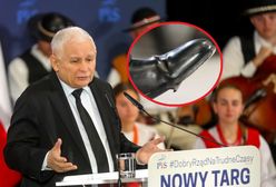 Bezlitośnie kpi z prezesa. Chodzi o buty