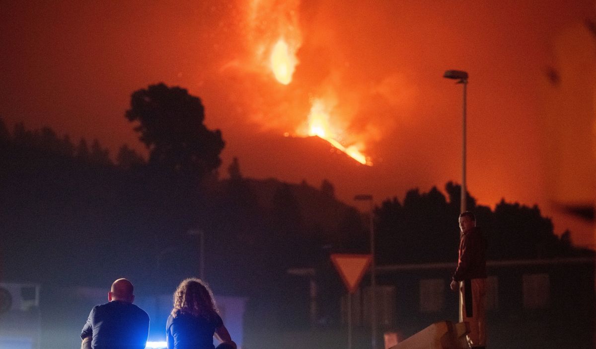 Turyści z całego świata przypływają na wyspę, by zobaczyć erupcję