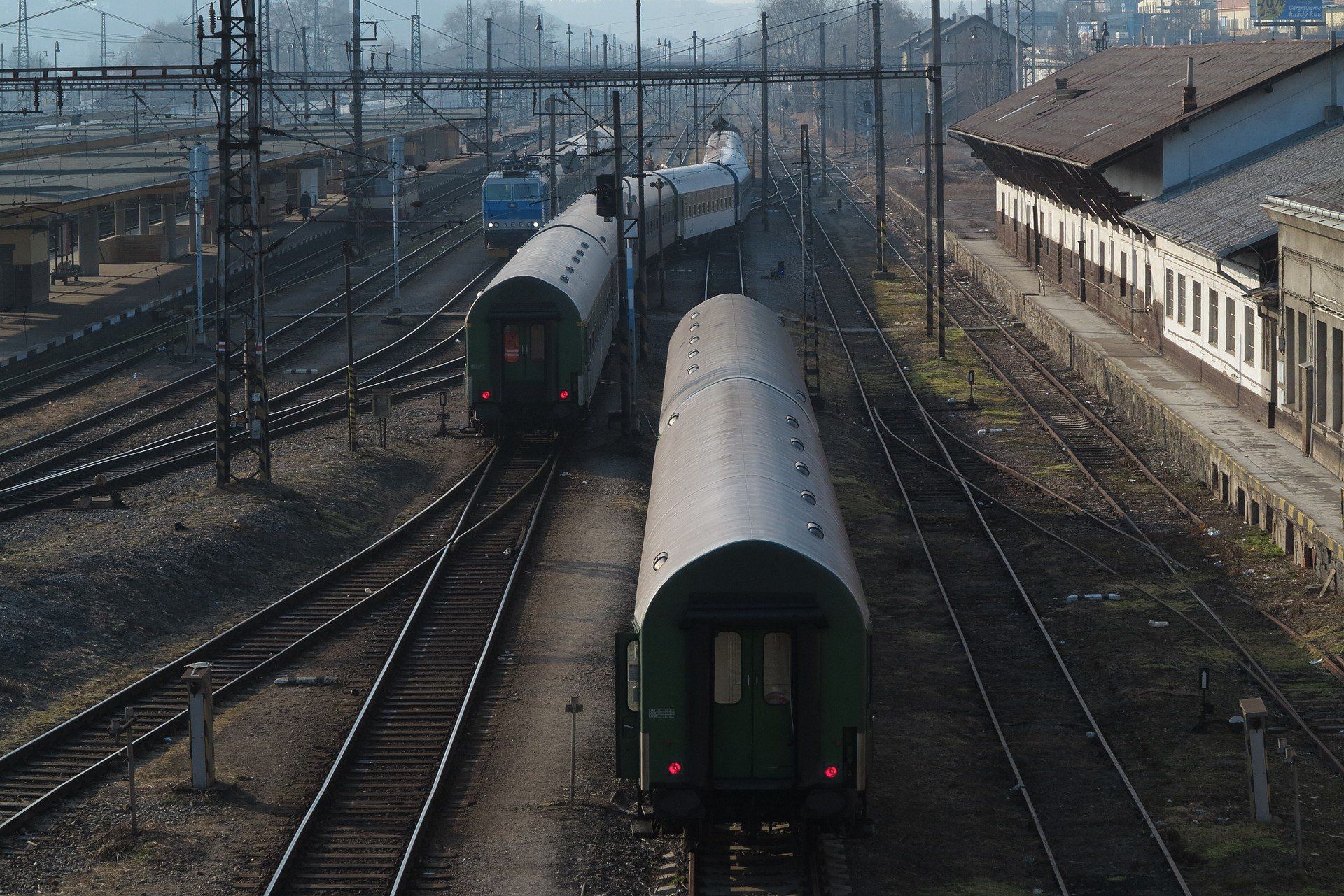 Wtargnął na tory, wskoczył na cysternę i chwycił sieć trakcyjną. Mężczyzna pod wpływem pomylił życie z GTA