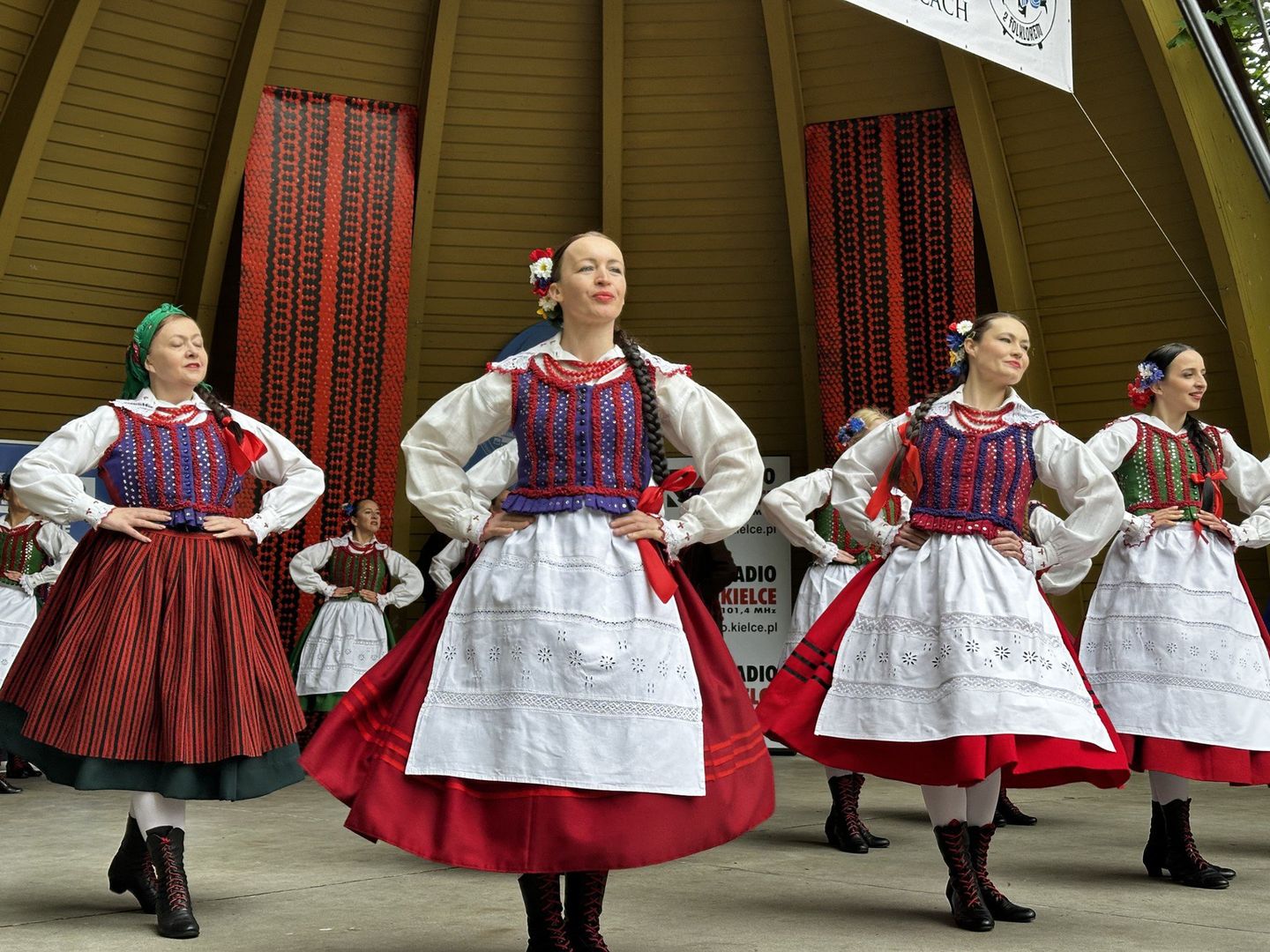 49. finał Buskich Spotkań z Folklorem. Artyści nie zawiedli – na scenie zaprezentowali się z pełnym zaangażowaniem, zachwycając publiczność swoim śpiewem i tańcem oraz grą na tradycyjnych instrumentach.  