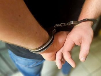 Brutalny atak w mieszkaniu. Koledzy bili go pałką