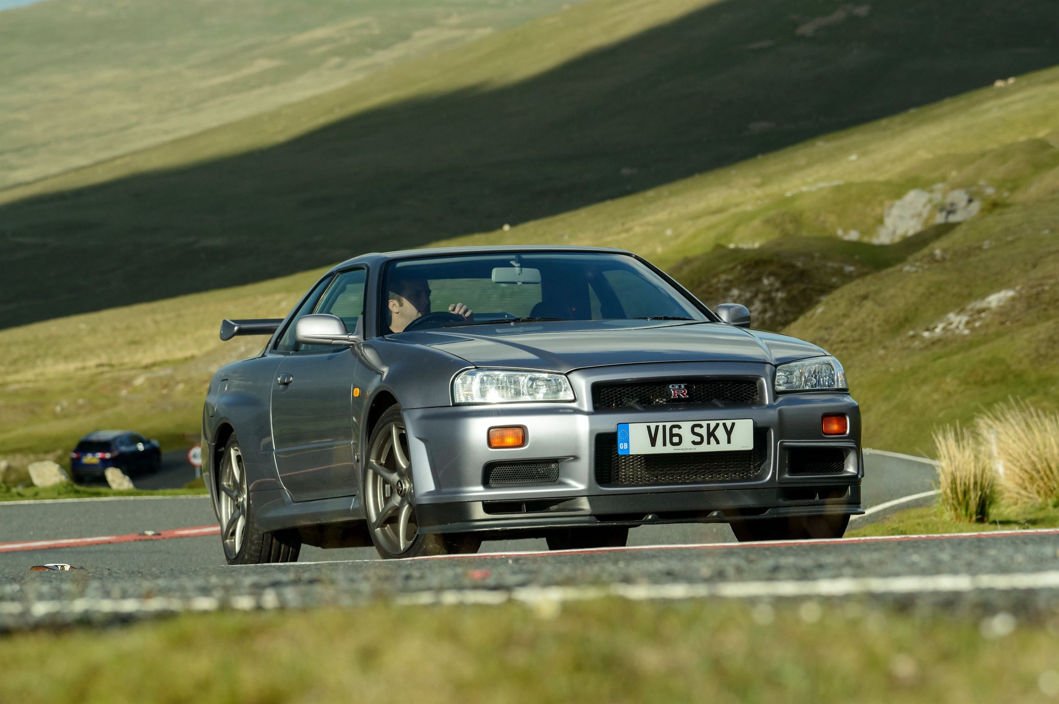Szczytowym modelem Skyline był GT-R na bazie generacji R34. Zmiany wizualne po raz kolejny były dość duże, ale technicznie samochód korzystał ze wszystkich sprawdzonych rozwiązań swoich dwóch poprzedników. Nawet oficjalnie osiągał moc około 330 KM i moment obrotowy prawie 400 Nm, choć w katalogach pozostało tradycyjne dla japończyków 280 KM. Samochód debiutował pod koniec lat 90., konkretnie w 1999 roku i był ostatnim Skylinem z serii GT-R. W przeciwieństwie do poprzedników, nie był tak chętnie modyfikowany przez Nismo, a wersje wyścigowe mocniej różniły się od samochodu seryjnego. Było jednak dużo ciekawych wersji, m. in. Nür osiągający prędkość 300 km/h, N1 ogołocony do maksimum, ale za to lżejszy czy M-Spec z elektronicznie sterowanym zawieszeniem. Nissan Skyline GT-R jest prekursorem obecnego Nissana GT-R.