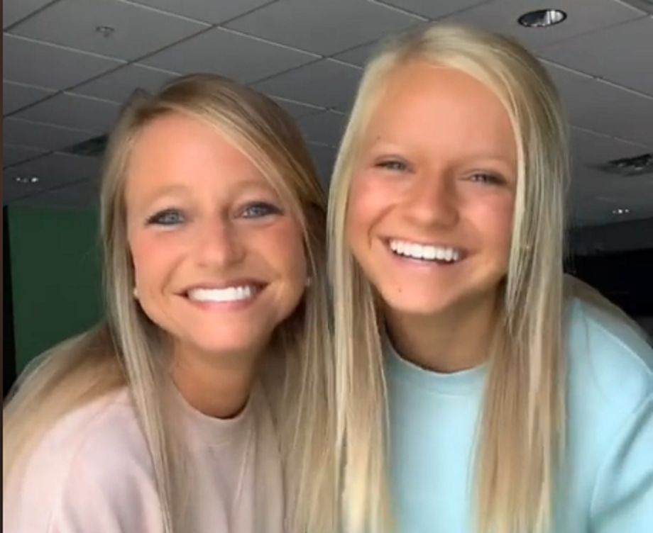 Matka i córka publikują śmieszne filmiki na TikToku. "Wyglądają jak bliźniaczki"